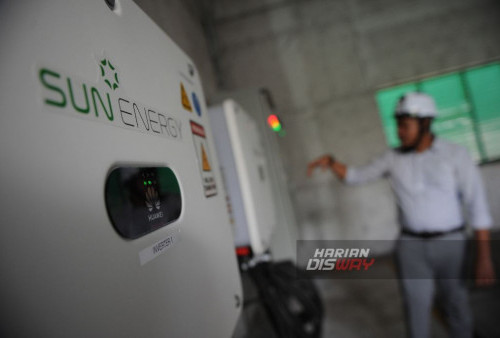 Inverter panel yang berada di Pabrik Wismilak, Surabaya, Jawa Timur, Rabu, 6 September 2023. Grup Wismilak menggandeng SUN Energy untuk menginstalasi sistem PLTS Atap sebagai
implementasi program keberlanjutan. Inisiatif Wismilak ini telah mendapatkan apresiasi diantaranya; apresiasi dari Walikota Surabaya di Desember 2022 lalu dalam Ketaatan dalam Pengelolaan Lingkungan Hidup, dan penghargaan INDI 4.0 Award dari Kementerian Perindustrian RI. Guna meningkatkan upaya perusahaan mewujudkan Industri Hijau, Wismilak Group bersama dengan anak usahanya, PT Gelora Djaja menginisiasi pemanfaatan sistem energi surya sebagai sumber energi alternatif yang mampu meminimalisir dampak dari proses produksi terhadap lingkungan. (Julian Romadhon/Harian Disway)