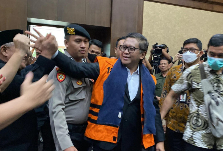 Hasto Bacakan Eksepsi: Ngaku Diancam Jadi Tersangka Jika PDIP Pecat Jokowi