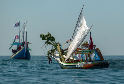 Dengan keikutsertaan 100 perahu nelayan yang berhias, upacara larung sesaji tahun ini menjadi salah satu yang terbesar dan paling meriah dalam beberapa tahun terakhir. Tradisi yang telah berlangsung turun-temurun ini menjadi bukti kuatnya kearifan lokal dan rasa syukur masyarakat Pamekasan terhadap alam yang memberikan mereka kehidupan. Melalui upacara ini, diharapkan nilai-nilai budaya dan tradisi dapat terus diwariskan kepada generasi mendatang, sehingga keberlangsungan hidup nelayan dan kearifan lokal tetap terjaga di tengah perkembangan zaman. (Julian Romadhon/Harian Disway)