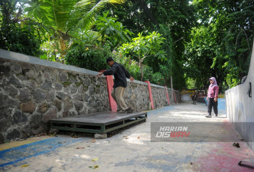 Warga memainkan Skate di arena skate & BMX park Surabaya, Jawa Timur, Selasa, 2 Januari 2023. Pemerintah Kota Surabaya merencanakan perbaikan Skate & BMX Park Surabaya yang membutuhkan anggaran sekitar Rp 3-6 miliar untuk desain, hingga fasilitas lainnya. Sejauh ini Kota Surabaya sudah memiliki sebanyak 8 arena skate park yakni Skate Park Kalimas, Taman Ekspresi, Basemen AlunAlun Surabaya, Taman Sejarah, SWK Semolowaru, Pasar Penjaringan Sari, Taman Asreboyo, dan Taman SIB. Pemerintah Kota Surabaya merencanakan perbaikan Skate & BMX Park Surabaya yang membutuhkan anggaran sekitar Rp 3-6 miliar untuk desain, hingga fasilitas lainnya. (Julian Romadhon/Harian Disway)