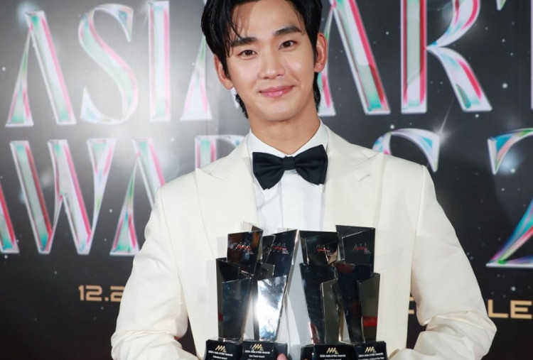 Kim Soo Hyun Raih Daesang di Asia Artist Awards 2024, Berterima Kasih pada Hong Hae In