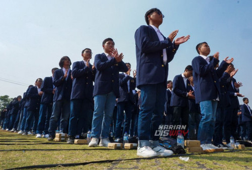 Perwakilan mahasiswa baru UNESA sedang menjalani ospek di depan gedung rektorat Universitas Negeri Surabaya (UNESA) di Surabaya, Jawa Timur, Senin, 21 Agustus 2023. Deklarasi mahasiswa baru antinarkoba, antiperundungan, antikekerasan seksual dan anti-intoleransi yang melibatkan sekitar 23 ribu mahasiswa baru dan lama serta seluruh sivitas akademika itu merupakan wujud komitmen kampus untuk tidak memberikan ruang sedikitpun terhadap segala bentuk tindakan yang merusak generasi bangsa, merusak lingkungan akademik dan memecah belah bangsa. (Ahmad Rijaluddin Erlangga/Harian Disway)