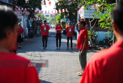 Warga mengikuti upacara bendera di kampung pecinan Tambak Bayan, Surabaya, Jawa Timur, Kamis, 17 Agustus 2023. Upacara bendera yang diikuti warga RT 02, RW 02, Kelurahan Alun-Alun Contong tersebut itu dilaksanakan dalam rangka memperingati HUT ke-78 Kemerdekaan RI. (Julian Romadhon/Harian Disway)

