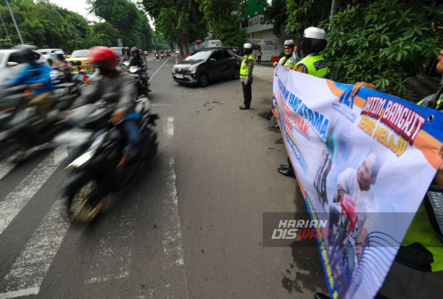 Sosialisasi ini juga dilengkapi dengan demonstrasi penggunaan helm yang benar, pemeriksaan kelengkapan surat-surat kendaraan, dan pembagian leaflet tentang aturan lalu lintas kepada para peserta. Diharapkan kegiatan ini dapat memberikan pemahaman yang lebih baik kepada masyarakat tentang pentingnya keselamatan berlalulintas demi terciptanya jalan raya yang lebih aman dan tertib. (Julian Romadhn/Harian Disway)