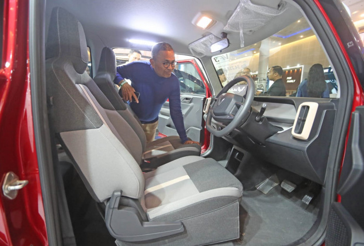 Dahlan Iskan Jajal VinFast VF3 di GIIAS Surabaya 2026, Primadona Baru Mobil Listrik, Setir Enteng dan Lincah