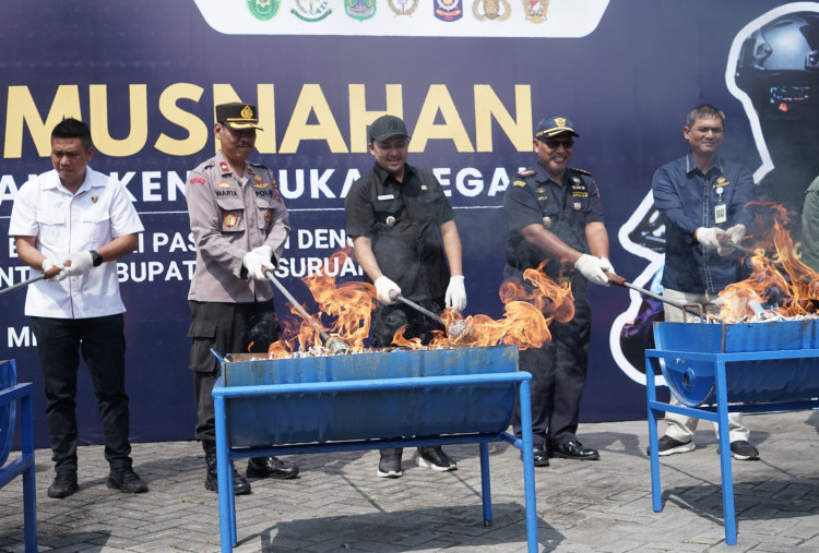 Bupati dan Bea Cukai Pasuruan Musnahkan Jutaan Rokok Tanpa Pita Cukai