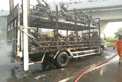 Truk Angkut Motor Klasik Ludes Terbakar di Tol Pejagan-Pemalang, Segini Kerugiannya!