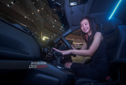 Model, Edelin menunjukan sejumlah keunggulan dari Mobil Honda CR-V saat berlangsungnya Pameran Spesial Ramadhan yang digelar di Atrium Tunjungan Plaza 3, Surabaya, Jawa Timur, Jumat (24/3/2023). Pameran Spesial Ramadhan tersebut digelar mulai tanggal 22 hingga 26 Maret 2023 dengan mengusung tema Sambut Ramadan Bersama Honda. Dalam pameran tersebut Honda memberikan kebahagiaan bagi konsumen melalui pameran spesial Ramadhan serta program yang menarik. (foto: Julian Romadhon)