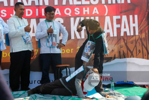 Sejumlah warga yang tergabung dalam Aliansi Muslim Surabaya Bela Palestina membawa poster saat aksi damai di depan Gedung Negara Grahadi, Surabaya, Jawa Timur, Jumat, 27 Oktober 2023. Aksi bela Palestina tersebut dilakukan sebagai bentuk kepedulian sesama umat muslim serta memberi dukungan kepada Palestina yang menghadapi konflik bersenjata dengan Israel yang telah terjadi selama kurang lebih tiga minggu. (Muchamad Ma'ruf Zaky/Harian Disway)