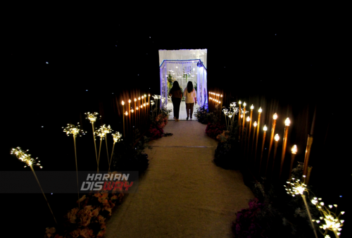 Dihiasi lampu-lampu di akses masuk menuju ke pameran Premiere Wedding Fair, yang digelar di Grand City Exhibition Hall, menjadi pemanis dalam pameran tersebut. (foto: Moch Sahirol Layeli)