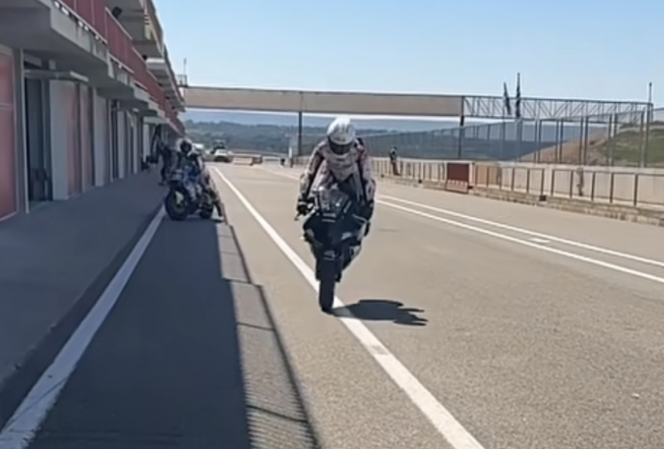 Veda Ega Pratama Pamer Skill Frestyle Stoppie Jelang Moto3 Spanyol 2026