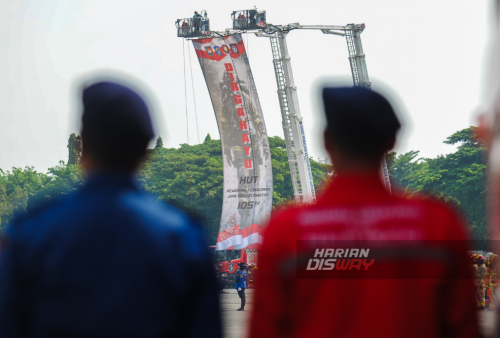 Sejumlah petugas Pemadam Kebakaran (Damkar) melakukan atraksi saat upacara Hari Ulang Tahun (HUT) Damkar ke-105, di lapangan Kodam V/Brawijaya, Surabaya, Jawa Timur, Jumat, 1 Maret 2024. Upacara peringatan HUT ke-105 Damkar tersebut diikuti oleh seluruh Dinas Kebakaran dan Penanggulangan Bencana se Indonesia. Dalam kegiatan tersebut Dinas Pemadam Kebakaran (Damkar), mengusung tema 