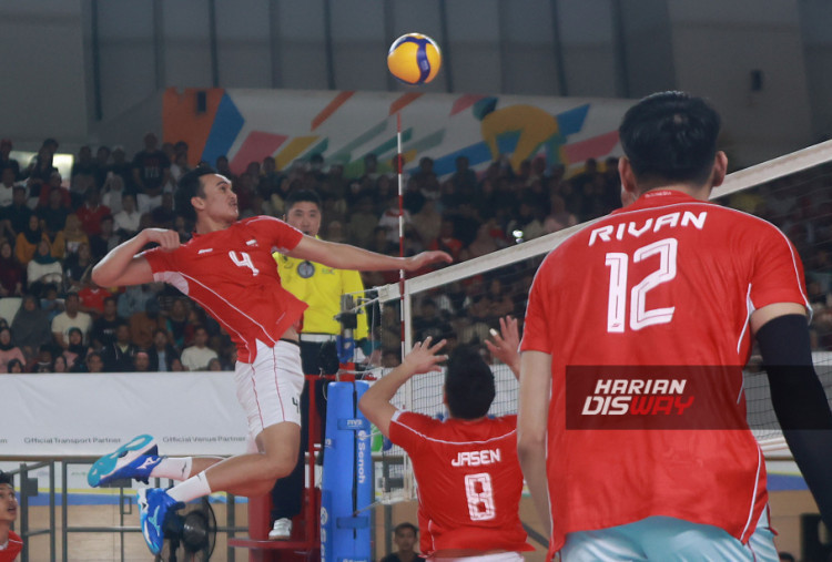 pevoli putra Timnas Indonesia Hendra Kurniawan melakukan smes ke arah lapangan Timnas Thailand pada SEA Volley League 2025 di Jakarta International Velodrome, Rawamangun, Jakarta, Minggu (20/7/2025).Timnas voli putra Indonesia menang atas Thailand dengan skor 3-2 (27-29, 25-15, 25-23, 22-25, 15-13) sekaligus mengunci gelar juara setelah menyapu bersih seluruh kemenangan dan memimpin klasemen.