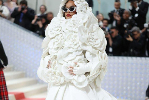 Datang Telat ke Met Gala 2023, Rihanna Dibungkus Gaun Serba Putih, Sinyal Sudah Menikah?