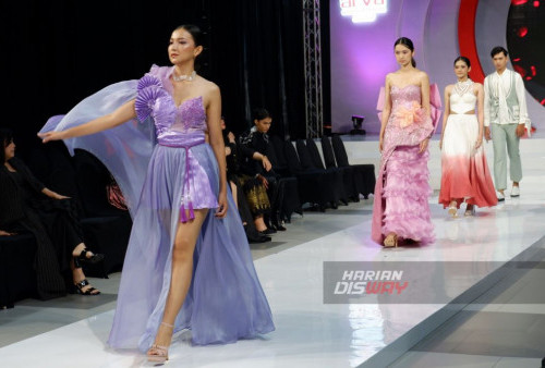 Sejumlah model memperagakan busana pada Arva’s Annual Fashion Show di Surabaya, Jawa Timur, Sabtu, 18 November 2023. 

Peragaan busana karya siswa-siswi Arva School of Fashion itu menampilkan sebanyak 73 koleksi busana dalam lima tema yaitu Remembranza, Lavenda, Confetti, Revive dan Psychedelica. (Majalyn Nadiranisa/Harian Disway)