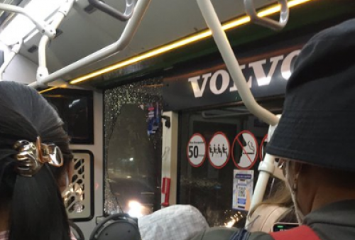 Nangis Histeris! Penumpang Transjakarta Panik saat Bus Terjebak di Rel Kereta Api Halimun, Kok Bisa?