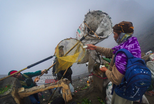 Sementara menurut sesepuh masyarakat Tengger, kehadiran wisatawan malah dianggap mengganggu jalannya upacara.