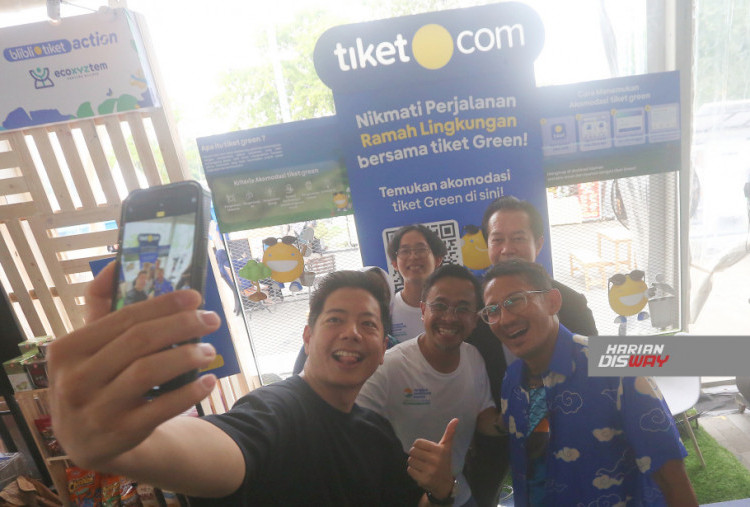 Gaery Undarsa, Co-Founder & Chief Marketing Officer tiket.com bersama dengan Sandiaga Uno, Menteri Pariwisata dan Ekonomi Kreatif RI 2020-2024, berkeliling ke sejumlah booth di Langkah Membumi Festival 2024 di Senayan Park, Jakarta pada Sabtu (2/11). 