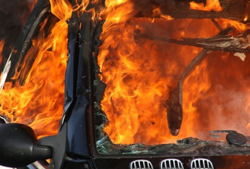 Ini Penyebab Mobil Sedan Terbakar di Jalan Merapi 