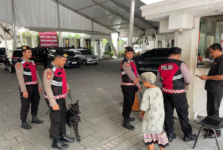 Ops Lilin Semeru 2025, Unit K9 Polda Jatim Lakukan Sterilisasi Gereja di Surabaya