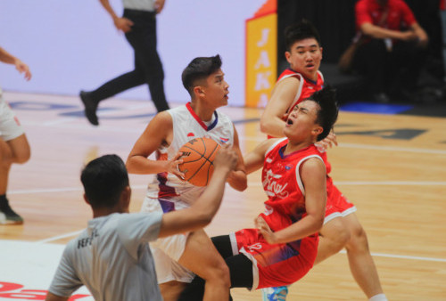 Tim basket putra SMA Jubilee Jakarta sukses membawa trophy kemenangan Final Honda DBL with Kopi Good Day 2023 DKI Jakarta Series.

SMA Jubilee Jakarta berhasil mempertahankan gelar juara setelah memenangkan pertarungan dramatis dengan skor tipis 53-52 dari SMA Bukit Sion (Buksi), Jakarta.  (Raka Denny/Harian Disway)