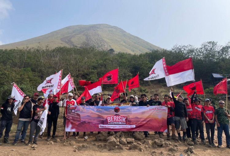 Peringati Sumpah Pemuda, DPC PDIP Mojokerto Ajak Gen Z Resik-Resik Gunung Penanggungan