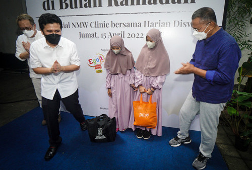 Wakil Gubernur Emil Dardak (kedua kiri) dan Founder Harian Disway, Dahlan Iskan usai memberikan paket sembako kepada perwakilan anak yatim saat di kantor Harian Disway, Surabaya, Jumat 15 April 2022