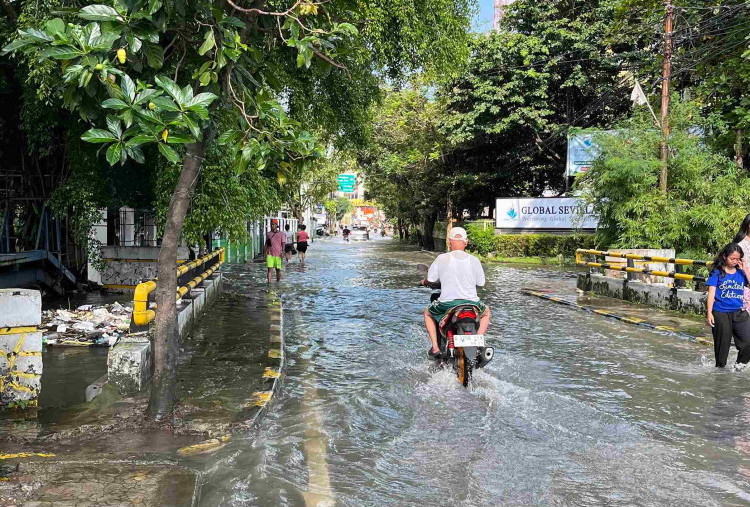 Berangsur Surut, Jalan Kembangan Raya Bisa Dilintasi Pemotor