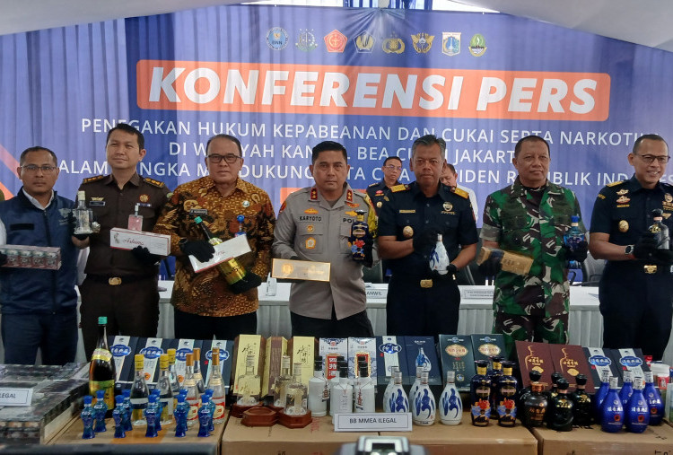 Operasi Gempur, Bea Cukai Jakarta Sita Puluhan Juta Batang Rokok dan Ribuan Miras Ilegal dari Tiongkok