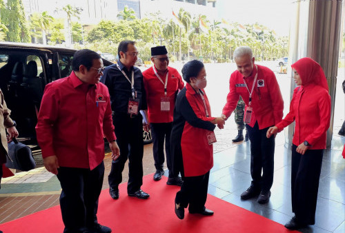 Tiba di Rakernas IV PDIP, Megawati Disambut Ganjar Pranowo dan Istri