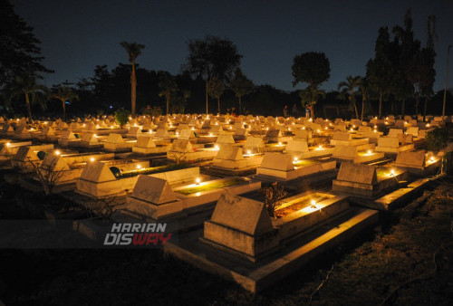 Suasana sunyi Malam Renungan Suci Hari Kemerdekaan RI di Taman Makam Pahlawan (TMP) 10 Nopember, Jalan Mayjen Sungkono, Surabaya, Kamis, 17 Agustus 2023 dini hari. Kegiatan renungan suci yang diikuti oleh Gubernur Khofifah bersama Forkopimda Jatim tersebut sebagai wujud penghormatan kepada para pahlawan dalam rangkaian peringatan HUT ke-78 Kemerdekaan RI. (Julian Romadhon/Harian Disway)

