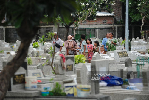 Salah satu aspek yang menarik dari tradisi ini adalah bagaimana setiap makam menjadi cermin dari perjalanan hidup yang beragam. Dari makam yang sederhana hingga yang megah, dari yang dikelilingi oleh tumpukan bunga hingga yang dibiarkan tanpa hiasan, setiap kuburan memberikan cerita tersendiri tentang perjalanan spiritual yang dilalui oleh yang telah pergi dan juga yang masih hidup.
