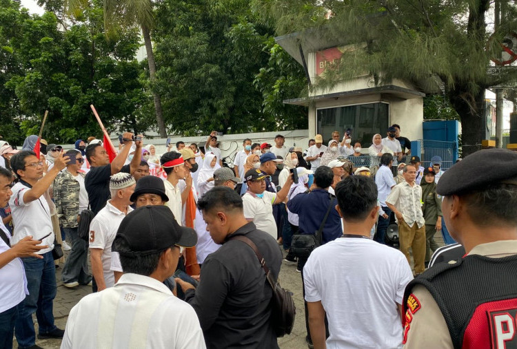 Enggan Digusur, Warga Berunjuk Rasa di Depan Kompleks Kodam Jaya Kalideres