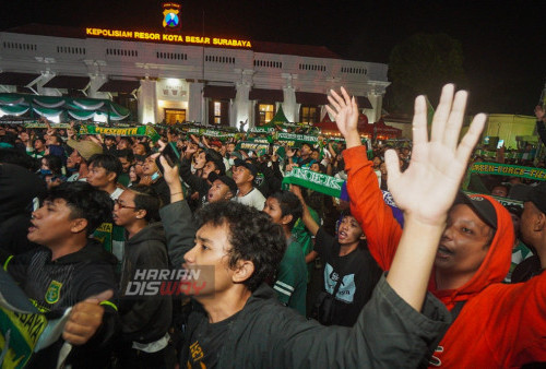 Ribuan Suporter Persebaya (Bonek dan Bonita) memadati lapangan urama Polrestabes Surabaya, serta jalan Jembatan Merah, Surabaya, Jawa Timur, Jumat 17 Juni 2022 malam. Ribuan Bonek dan Bonita tersebut menyuarakan dukungannya untuk Persebaya yang sedang berlaga melawan Persib Bandung di Piala Presiden 2022.
