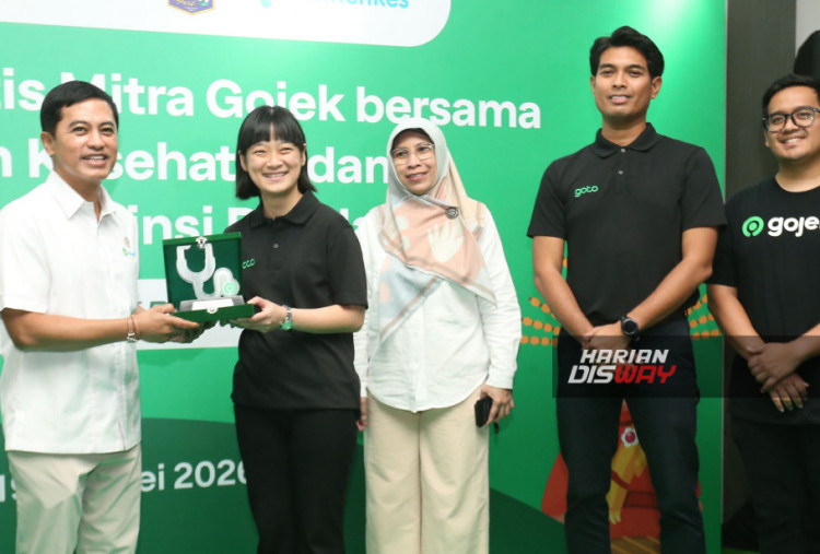 Wakil Direktur Utama dan Deputi CEO GoTo Group, Catherine Hindra Sutjahyo (kedua kiri), menegaskan kolaborasi ini merupakan bentuk dukungan Gojek terhadap pembangunan SDM melalui penguatan akses layanan kesehatan. Selain menghadirkan program pemeriksaan kesehatan gratis, Gojek juga menyediakan edukasi kesehatan melalui aplikasi Gojek Driver dan GoPay, serta melanjutkan berbagai program kesejahteraan seperti bantuan BPJS, Bonus Hari Raya, umrah gratis, hingga beasiswa bagi Mitra Driver dan keluarga mereka.