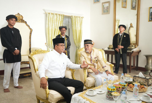 Anies Baswedan Bahas Ketimpangan Pembangunan saat Diskusi dengan Sultan Ternate ke-49