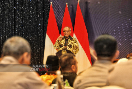 Kepala Perwakilan BI Provinsi Jawa Timur, Budi Hanoto memberi sambutan pada agenda High Level Meeting (HLM) dan Rapat Koordinasi Pengendalian Inflasi bersama Forkopimda Jatim, yang digelar di Ballroom JW Marriott Hotel Surabaya, Jawa Timur, Senin (20/2/2023). Dalam agenda High Level Meeting (HLM) dan Rapat Koordinasi Pengendalian Inflasi yang diinisiasi penuh oleh Biro Perekonomian Jawa Timur serta dihadiri langsung oleh Gubernur Jawa Timur, Kepala Perwakilan Bank Indonesia Jatim, OJK Prov Jatim, BPS Jatim, Kalpolda Jatim berserta jajaran Kapolres dan Kapolrest, Pangdam V Brawijaya berserta jajaran Kodim, Bupati dan Walikota se-Jawa Timur. (foto: Julian Romadhon)