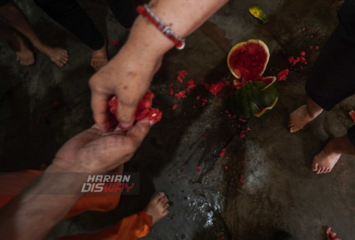 Semangka terbelah usai ritual pemecahan semangka yang bermakna membuang sial atau mengusir energi negatif yang dilakukan di Tempat ibadah umat Buddha Mahayana yang tergabung dalam Cetiya Buddha Dhamma Sangha Lotus, Surabaya, Jawa Timur, Rabu (5/4/2023). Ritual Tradisi sembahyang arwah Ceng Beng atau Qing Ming, merupakan ritual tradisi bagi warga Tionghoa untuk mendoakan arwah para leluhur mereka. (foto: Julian Romadhon)