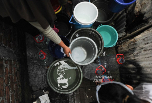 Pemerintah setempat berupaya mengatasi krisis ini dengan mengirimkan truk tangki air bersih ke Dukuh Kupang. Pada hari Rabu ini, truk tangki dari PDAM akhirnya tiba di kawasan tersebut, memberikan sedikit harapan bagi warga yang telah kesulitan mendapatkan air bersih selama beberapa hari terakhir.