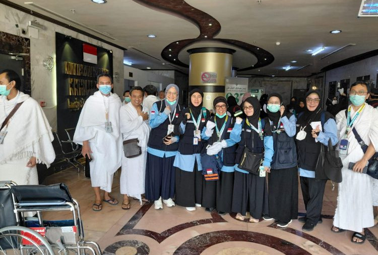 34 Petugas KKHI Kemenkes Antarkan Safari Wukuf Para Jamaah Haji Yang Sakit 
