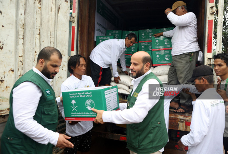 Perwakilan King Salman Humanitarian Aid & Relief Centre (KSrelief) Abdul Rahman Al Zaben memberikan bantuan paket pangan Ramadhan 1446 H melalui BAZNAS ke warga Kampung Sumur Batu di Bantar Gebang, Bekasi, Jawa Barat, Selasa (18/2/2025). BAZNAS akan menyalurkan bantuan sebanyak 7.911 paket pangan Ramadhan 1446 H dari lembaga bantuan kemanusiaan yang didirikan Raja Salman bin Abdulaziz Al-Saud, King Salman Humanitarian Aid & Relief Centre. HARITSAH ALMUDATSIR/HARIAN DISWAY