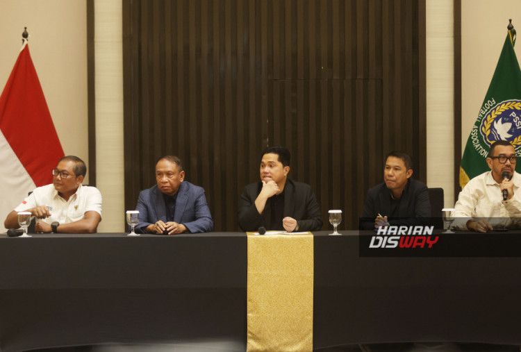 Ketua Umum PSSI Erick Thohir (tengah), Wakil Ketua Umum PSSI Zainudin Amali (kedua kiri), Sekjen PSSI Yunus Nusi (kedua kanan), Exco PSSI Arya Mahendra Sinulingga (kanan) dan Manajer Timnas Indonesia Sumardji (kiri) saat memberikan keterangan pers terkait pemberhentian pelatih Shin Tae-yong (STY) di Jakarta, Senin (6/1/2024). PSSI resmi memberhentikan Shin Tae-yong dari posisinya sebagai pelatih Timnas Indonesia. HARITSAH ALMUDATSIR/HARIAN DISWAY