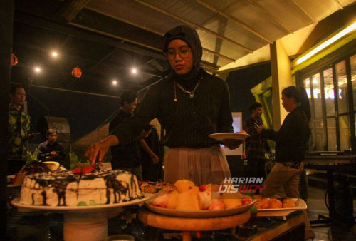 Pengunjung memilih sajian menu dessert canape di acara Barbeque Party All You Can Eat yang berlangsung di Maxone Hotel Tidar, Surabaya, Jawa Timur, Jumat 20 Oktober 2023. Pesta halloween bertema 'The Spooky of Purple’ dan berkonsep barbeque all you can eat. Dalam acara tersebut berbagai macam canape yang spooky, live cooking, pumpkin soup, main course dan dessert disajikan. Tak hanya itu, kostum karyawan Maxone Hotel Tidar juga turut serta memeriahkan tema Halloween dengan menggunakan kostum dan dandanan layaknya film horor. Ditambah dengan variasi canape yang tematik, para tamu juga akan dihibur dengan live music dan games-games menarik. (Moch Sahirol/Harian Disway)