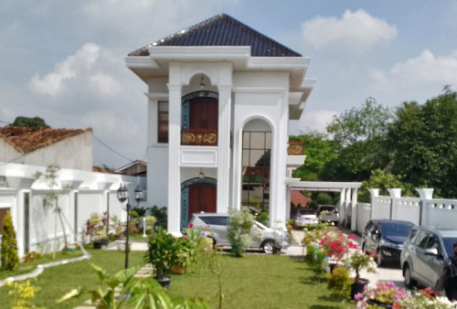 Satu Koper Dokumen Diamankan KPK dari Rumah Mewah Rektor Nonaktif Unila Prof Karomani