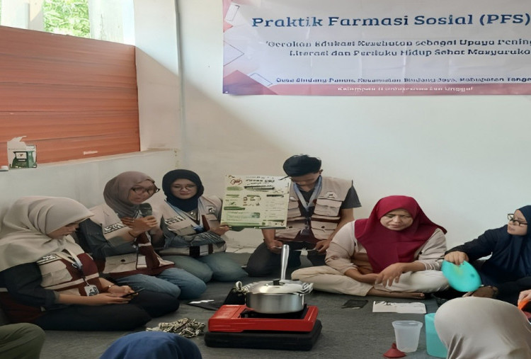 Mahasiswa Farmasi Universitas Esa Unggul Edukasi Warga Sindang Panon Cegah DBD dan Stunting