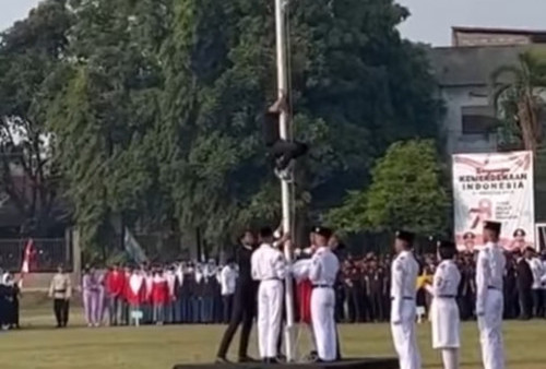 Viral Upacara Pengibaran Bendera Merah Putih di Ciputat Nyaris Gagal, Untung Ada Aksi Heroik Pria Ini! 