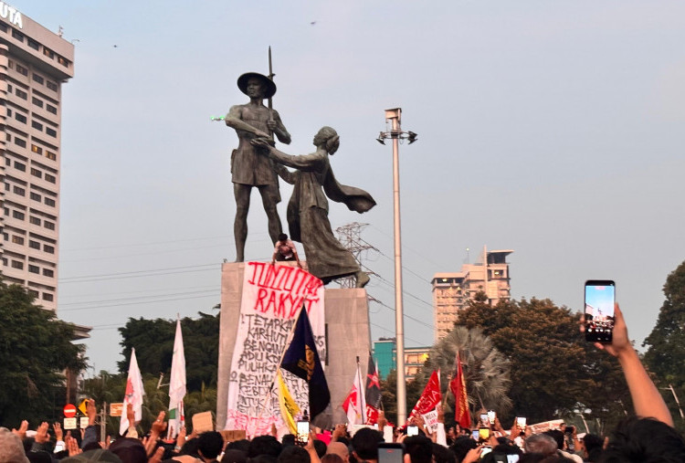 Massa Demo Panjat Tugu Tani, Bentangkan Spanduk 5 Tuntutan untuk Prabowo