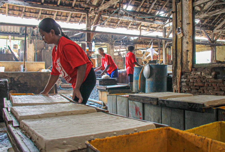 Komunitas Jajan GoFood dari Gojek Kunjungi Pabrik Tahu Tertua Surabaya