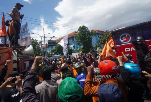 Sejumlah buruh turun ke jalan menggelar aksi solidaritas long march di Jalan Bubutan menuju Polrestabes Surabaya, Jawa Timur, Kamis, 4 Januari 2024. Aksi solidaritas tersebut digelar imbas dari rekannya yang diamankan oleh kepolisian Polrestabes Surabaya. Aksi buruh itu membuat arus lalu lintas di Surabaya macet hingga sepanjang 2 km. Mereka berhenti tepat di perempatan Tugu Pahlawan Surabaya dengan melakukan orasi secara bergantian. Akibatnya dari aksi tersebut jalanan kota Surabaya mengalami kemacetan panjang. (Julian Romadhon/Harian Disway)
