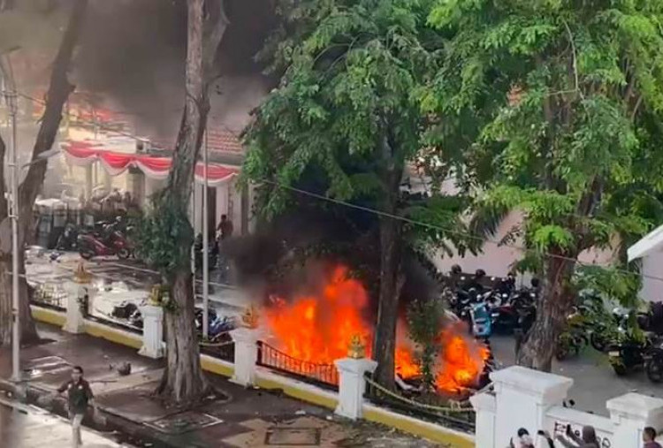 Kerusuhan Demo di Grahadi: Massa Berkostum Hitam Datang tanpa Tuntutan